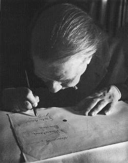 Borges firmando