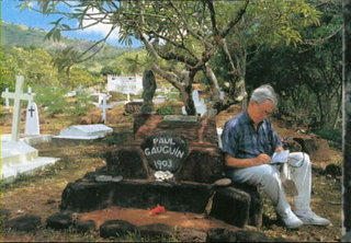 Mario Vargas Llosa en la tumba de Paul Gauguin ubicada en las Islas Marquenas